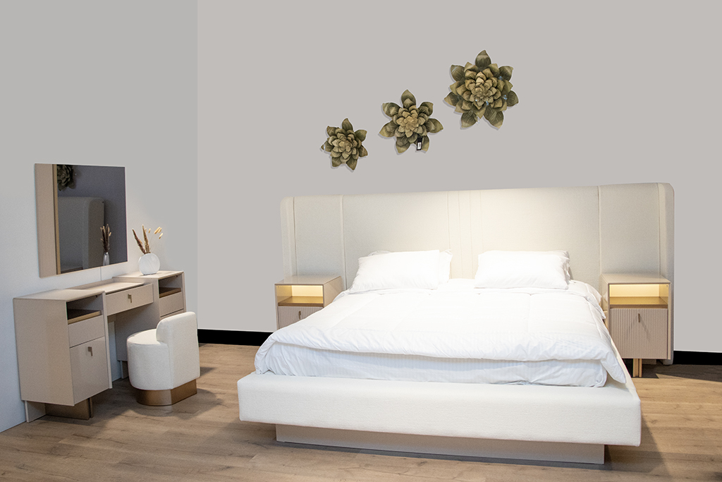 BED ROOM SET With Out Metrres